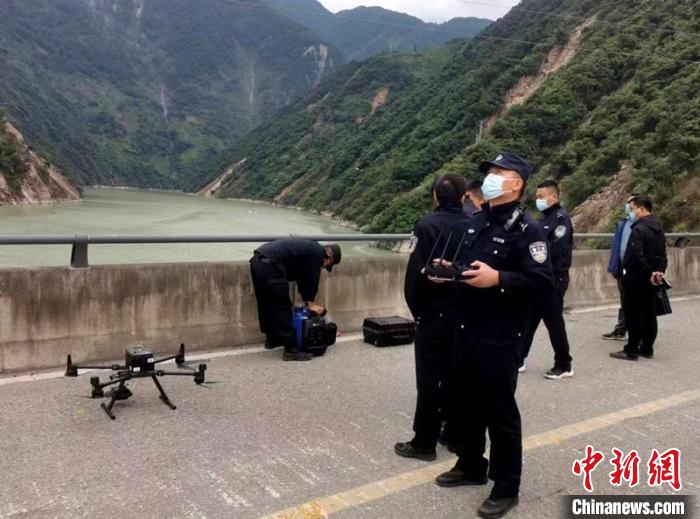 民警組成的搜尋隊利用無人機在震區(qū)開展空中巡查?！「首沃莨簿止﹫D