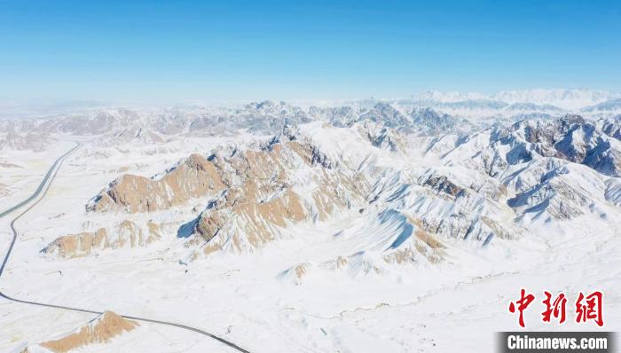 圖為無人機(jī)航拍高原雪景?！《继m縣融媒體中心供圖