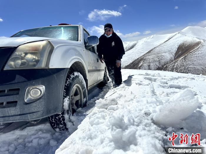 圖為生態(tài)管護(hù)人員準(zhǔn)備在雪地推車?！《“瓦_(dá)杰 攝