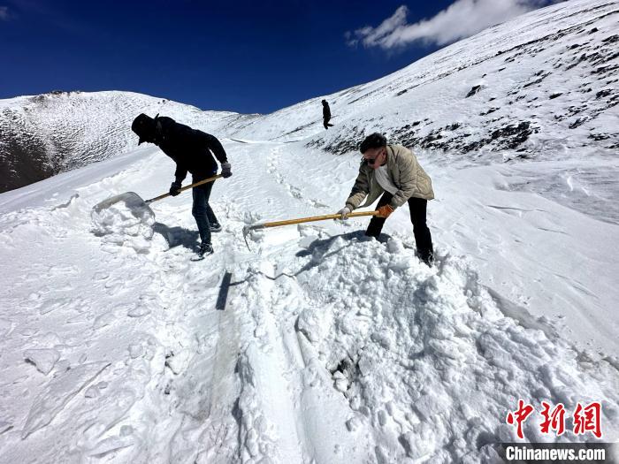 圖為生態(tài)管護(hù)人員在巡護(hù)道路上清雪?！《“瓦_(dá)杰 攝