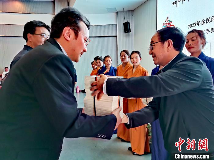 圖為贈送叢書。　張?zhí)砀?攝