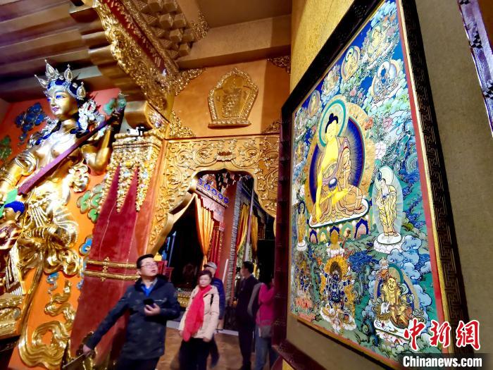 圖為仁俊畫院內(nèi)的唐卡?！?zhí)砀?攝