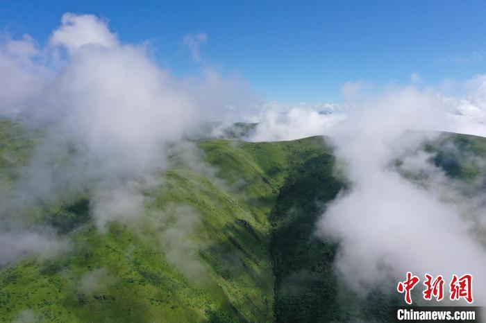 航拍賽來塘鎮(zhèn)山間云霧繚繞?！●R銘言 攝