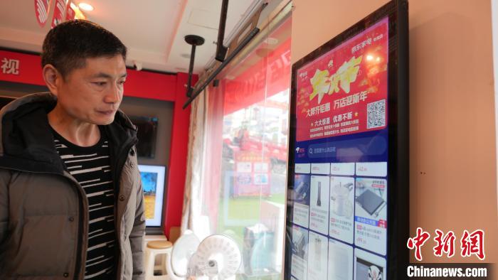 圖為店內(nèi)放置的可在線選購(gòu)商品的觸摸電子展示屏?！≈x牧 攝