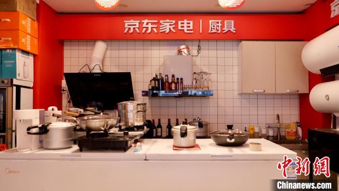 圖為店內(nèi)部分商品展示?！≈x牧 攝