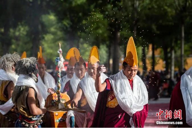 資料圖：扎什倫布寺跳神活動(dòng)結(jié)束后，僧眾依次拋撒“切瑪”盒中的青稞祈福。<a target='_blank' ><p  align=