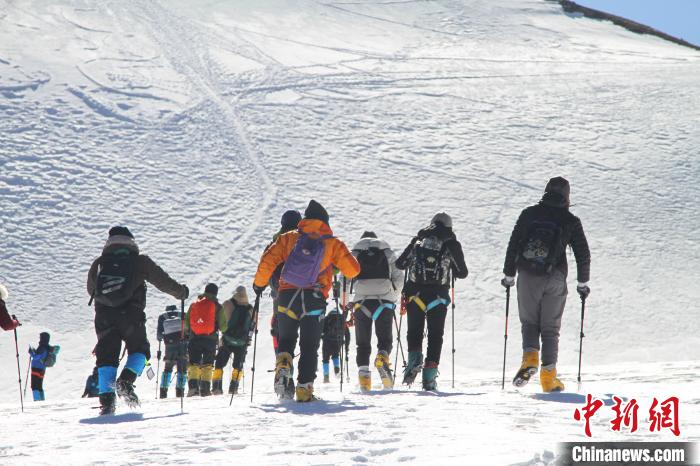 圖為2019年，普通民眾在洛堆峰體驗登雪山活動。資料圖 趙朗 攝