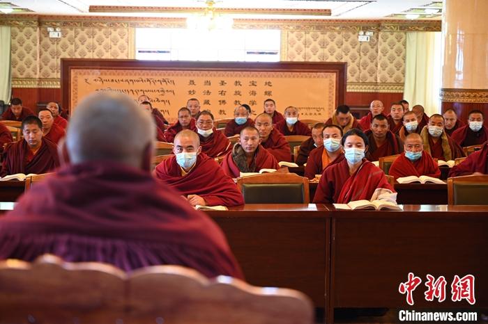 3月23日，記者走進(jìn)位于拉薩的西藏佛學(xué)院，探訪宗教學(xué)府的新學(xué)期。圖為佛學(xué)院學(xué)員正在上課。<a target='_blank' ></p><p  align=