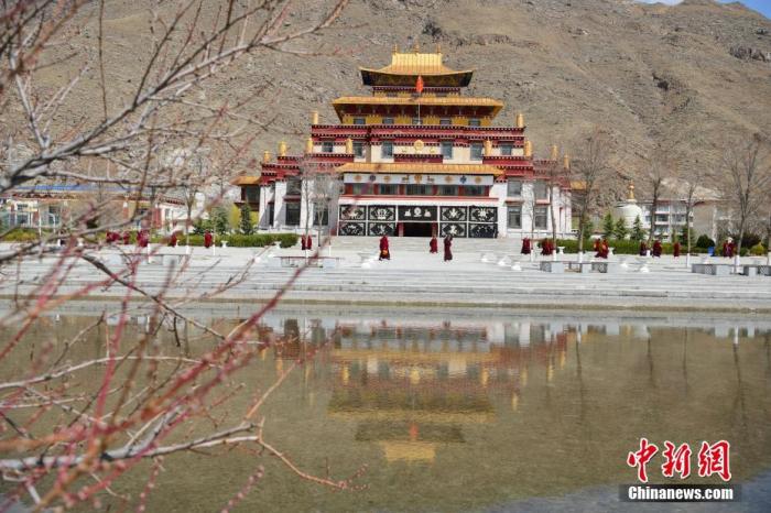 3月23日，西藏佛學(xué)院開學(xué)第二日，<a target='_blank' >中新社</a>記者前往學(xué)院探訪了少年活佛班、尼眾部等，走進(jìn)了他們的課堂。該學(xué)院有來自藏傳佛教格魯派、寧瑪派等各個教派的僧尼，900余人在此學(xué)習(xí)。圖為西藏佛學(xué)院內(nèi)景。<a target='_blank' >中新社</a>發(fā) 貢嘎來松 攝