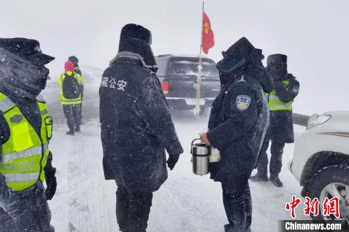 強(qiáng)降雪后，西藏安多縣警方在國道109線唐古拉山段開展除雪保通工作?！“捕嗫h公安局 供圖 攝
