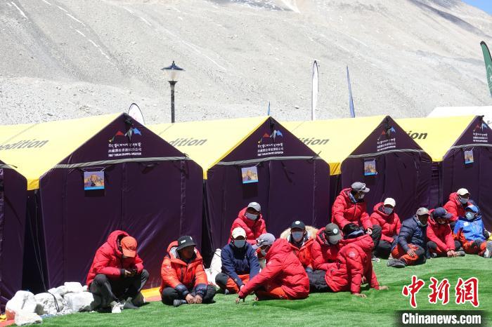 5月9日，登山隊(duì)員在珠峰北坡登山大本營(yíng)歇息?！∪轿木?攝