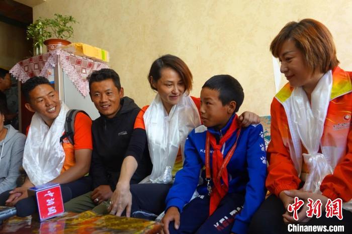 圖為世界冠軍在拉薩進行家訪，與青少年運動員聊天?！∪轿木?攝