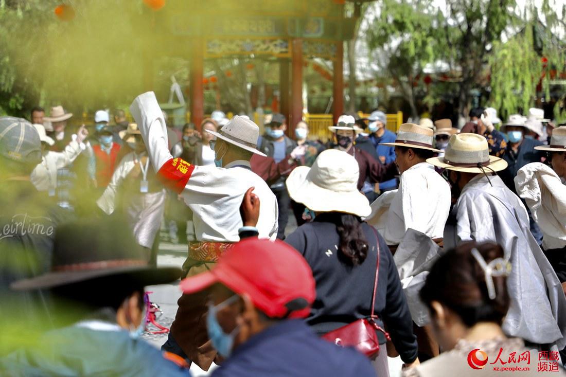 拉薩市民在宗角祿康公園跳鍋莊舞。人民網(wǎng) 次仁羅布攝