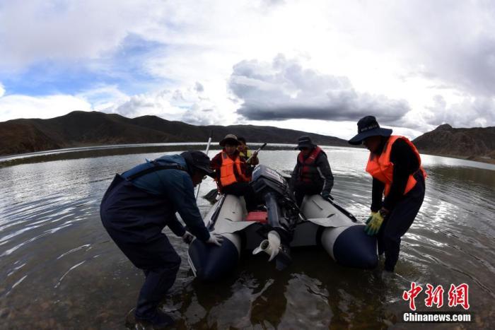 圖為科考隊(duì)員準(zhǔn)備乘快艇前往浪錯(cuò)湖中心開展科考作業(yè)。 <a target='_blank' ><p  align=