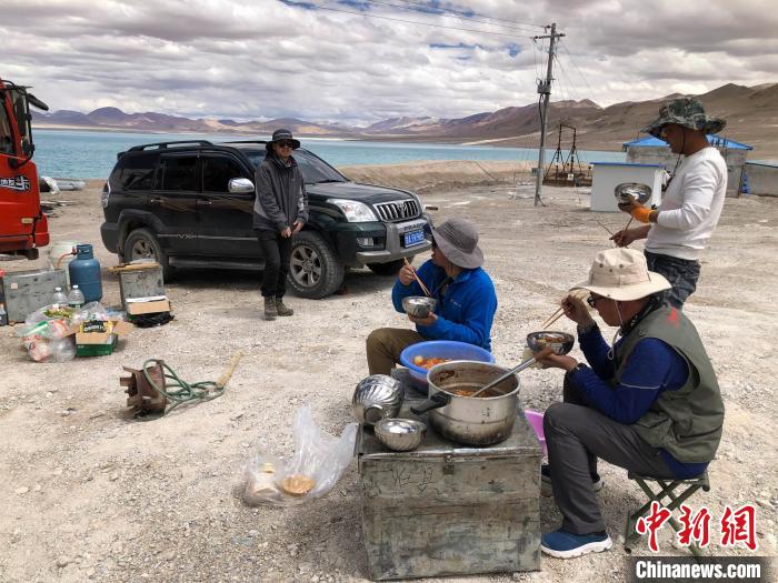 在“世界屋脊”上作業(yè)，中國科考隊員衣、食、住、行有何特色？