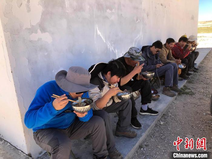 科考隊員在高原湖泊岸邊進餐?！?lt;a target='_blank' ><p  align=