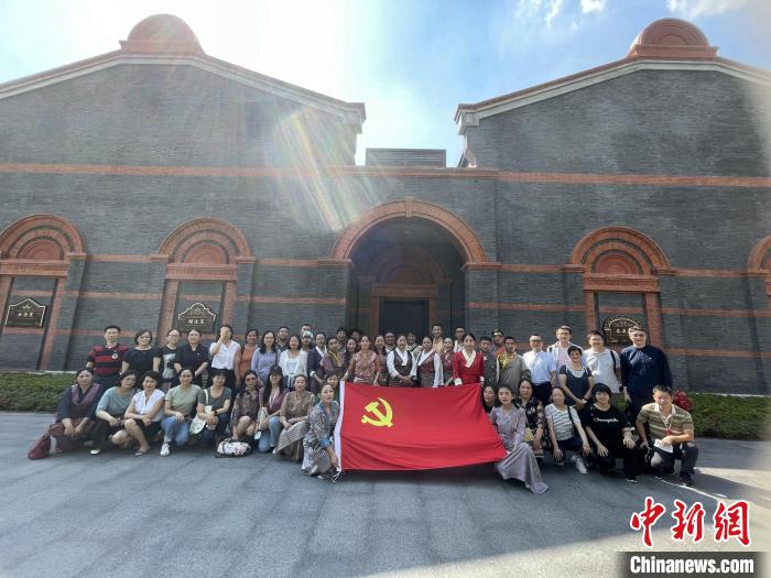 參觀中共一大、二大會(huì)址，學(xué)員們回顧了中國(guó)共產(chǎn)黨百年大黨的革命歷程。　華東師大供圖