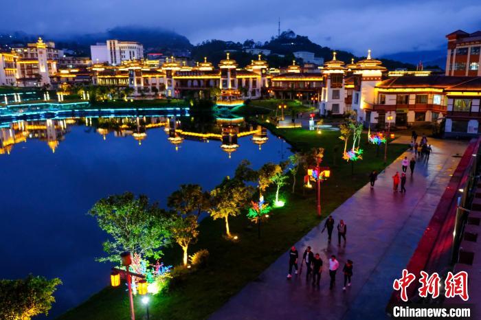圖為2021年5月18日，西藏自治區(qū)墨脫縣城入夜，昔日的“高原孤島”如今面貌一新?！〗w波 攝
