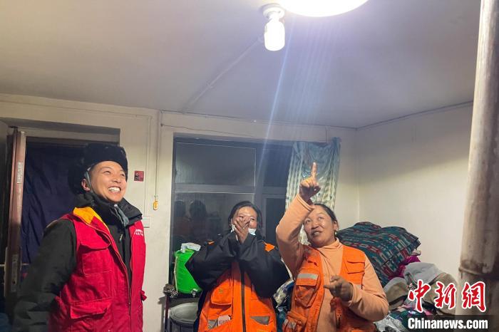 青藏公路109道班接入大網(wǎng)電?！?閆昱翰 　攝