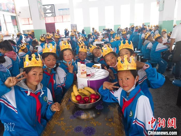 圖為加查縣安繞鎮(zhèn)小學(xué)學(xué)生集體過六一兒童節(jié)?！“怖@鎮(zhèn)小學(xué)供圖
