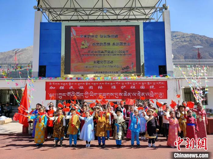 圖為加查縣安繞鎮(zhèn)小學(xué)各民族代表學(xué)生齊唱紅歌?！“怖@鎮(zhèn)小學(xué)供圖