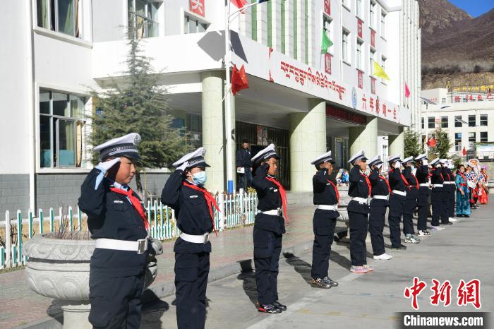 圖為加查縣安繞鎮(zhèn)小學(xué)學(xué)生爭當(dāng)“小交警”體驗交警工作?！∝暩聛硭?攝