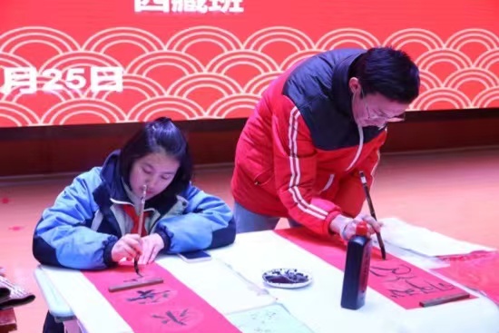 現(xiàn)場(chǎng)書寫春聯(lián)。梁超攝