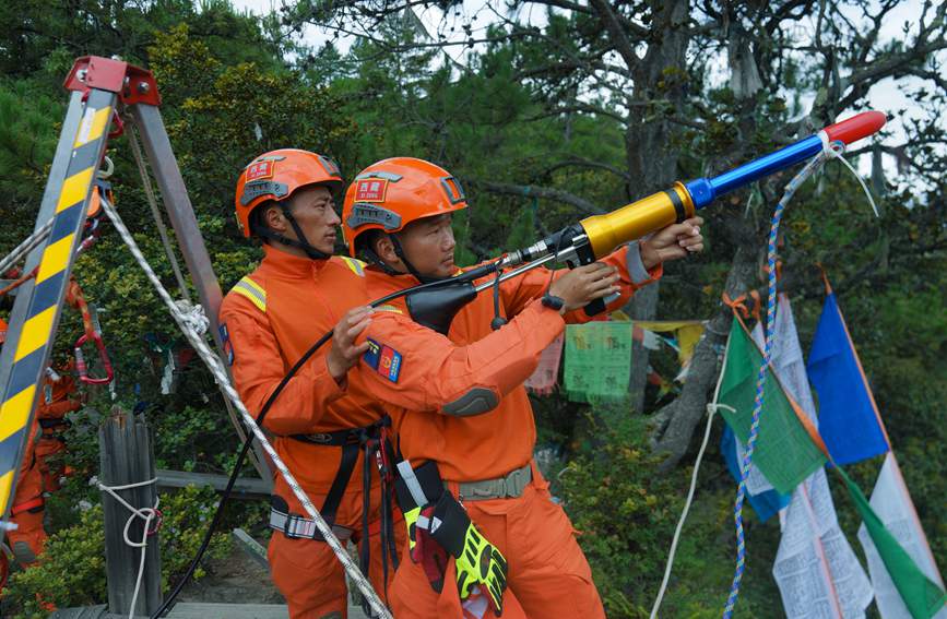 發(fā)射拋投器 。西繞拉翁攝