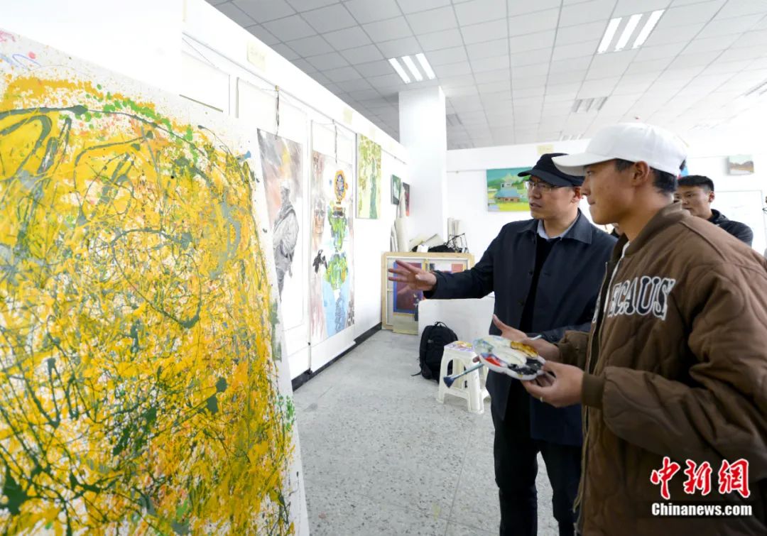 劉洋在課堂上指導(dǎo)學(xué)生繪畫技巧。<a target='_blank' href='/'><p  align=