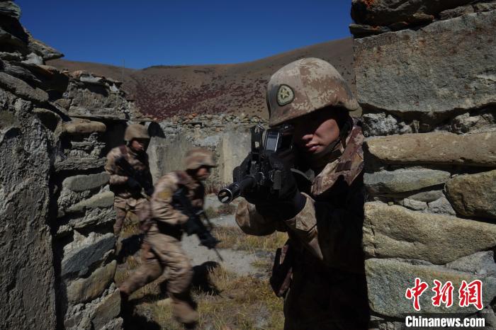 官兵正在進行戰(zhàn)術綜合訓練?！∥鞑厣侥宪姺謪^(qū)某團供圖