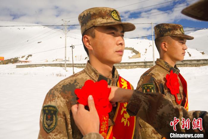 退伍老兵合照留念。　西藏山南軍分區(qū)某團(tuán)供圖