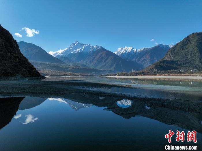 西藏林芝雅魯藏布江和遠(yuǎn)處的雪山?！《拘?攝