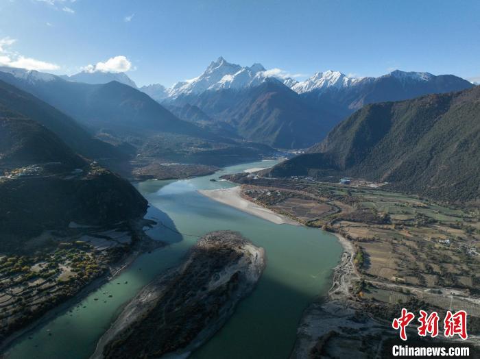 西藏林芝雅魯藏布大峽谷的雪山風(fēng)光?！《拘?攝