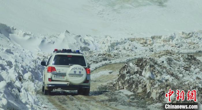 圖為邊壩縣降雪時夏貢拉山段路況?！∵厜慰h融媒體中心供圖