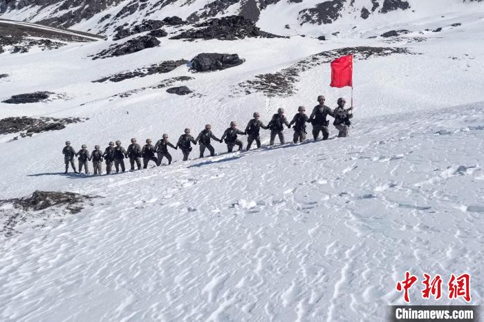 春節(jié)期間，西藏軍區(qū)山南軍分區(qū)某邊防團官兵踏雪巡邊?！〉┰鰰x美 攝