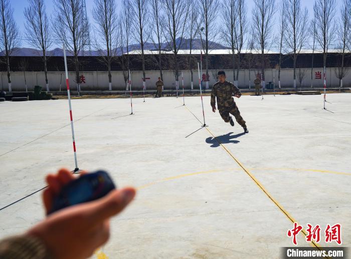 西藏山南軍分區(qū)組織民兵軍事訓(xùn)練暨比武競(jìng)賽