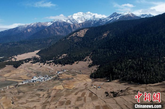 2月17日，西藏林芝魯朗小鎮(zhèn)周邊雪山與牧場。(無人機照片) 李林 攝