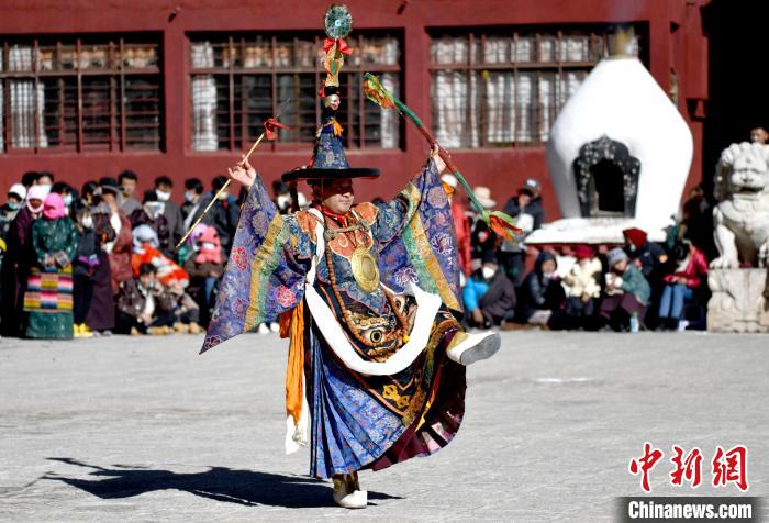 2月19日，楚布寺僧人參加跳神活動?！±盍?攝