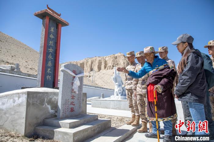 圖為在西藏阿里地區(qū)札達(dá)縣烈士陵園，82歲的次仁南杰老人為軍民代表講述新舊西藏的變化?！詵| 攝