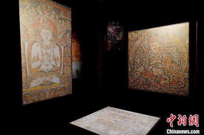 3月31日，觀眾欣賞展覽中的作品?！±盍?攝