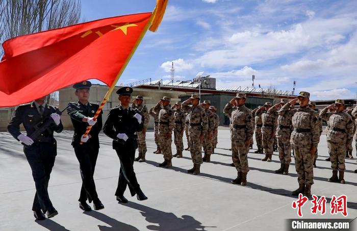 圖為授銜現(xiàn)場迎軍旗?！詵| 攝