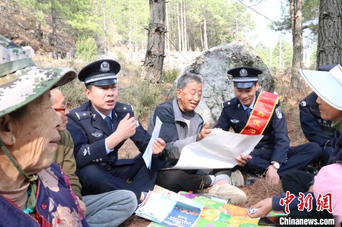 圖為竹瓦根邊境派出所民警為轄區(qū)群眾宣講森林防火常識?！≈裢吒吘撑沙鏊?供圖