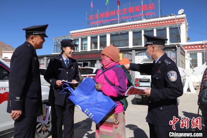 圖為日土邊境派出所民警在選轄區(qū)宣講國家安全知識?！∪尾?攝