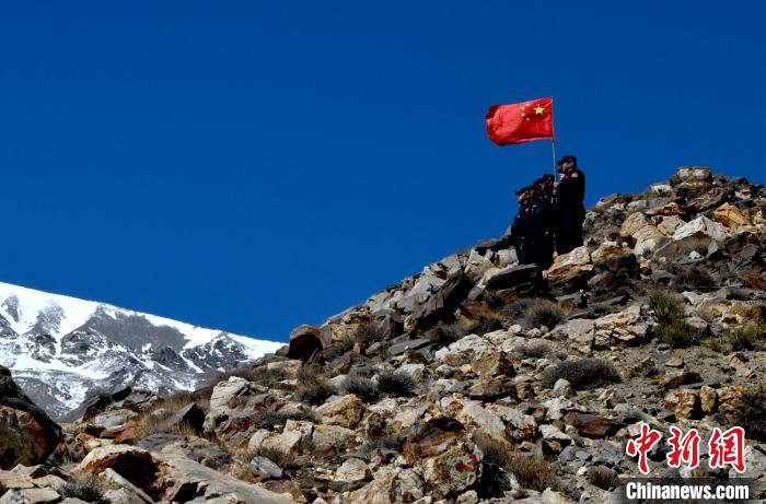 底雅邊境派出所民警夏永軍(右一)在巡邏中。　李林 攝