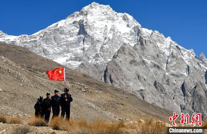 底雅邊境派出所民警夏永軍(右一)在巡邏中。　李林 攝