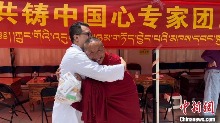 西藏自治區(qū)昌都市左貢縣田妥鎮(zhèn)義診點，一位僧人對北京京煤集團總醫(yī)院呼吸科主任醫(yī)師陳亮表示感謝?！〔苄穹?攝