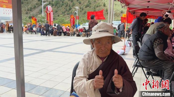 西藏自治區(qū)昌都市左貢縣田妥鎮(zhèn)義診點，藏族奶奶對義診志愿者表示肯定?！〔苄穹?攝