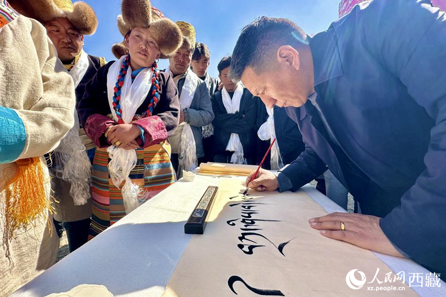 書(shū)法家為祈福一年的豐收提筆祝詞。