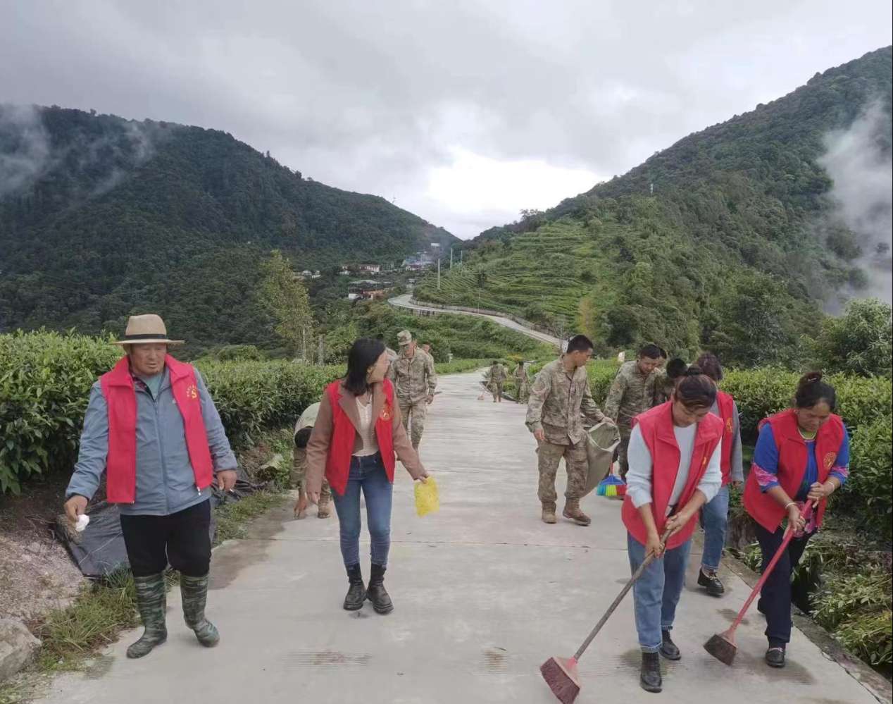 圖為：墨脫縣背崩鄉(xiāng)格林村軍地黨組織共同開展“愛我墨脫、靚我家園”主題黨日活動(dòng)