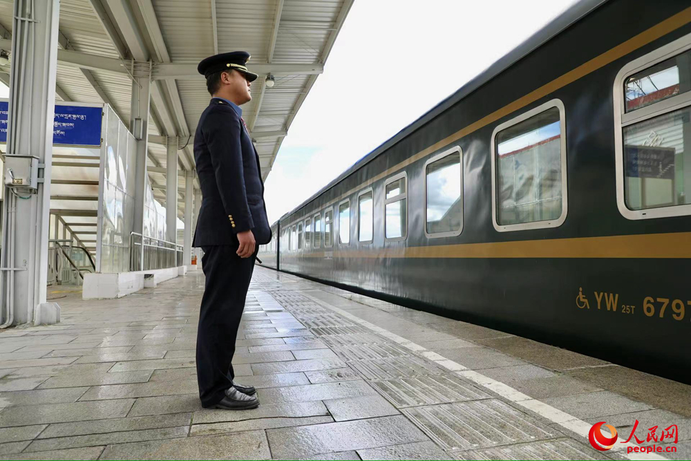 即將開往上海的列車。人民網記者 次仁羅布攝